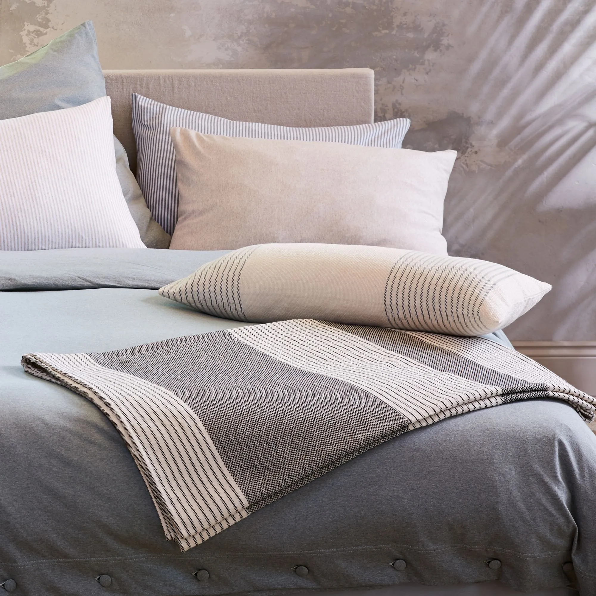 Kadan european linen Quilt [Black/Cream]