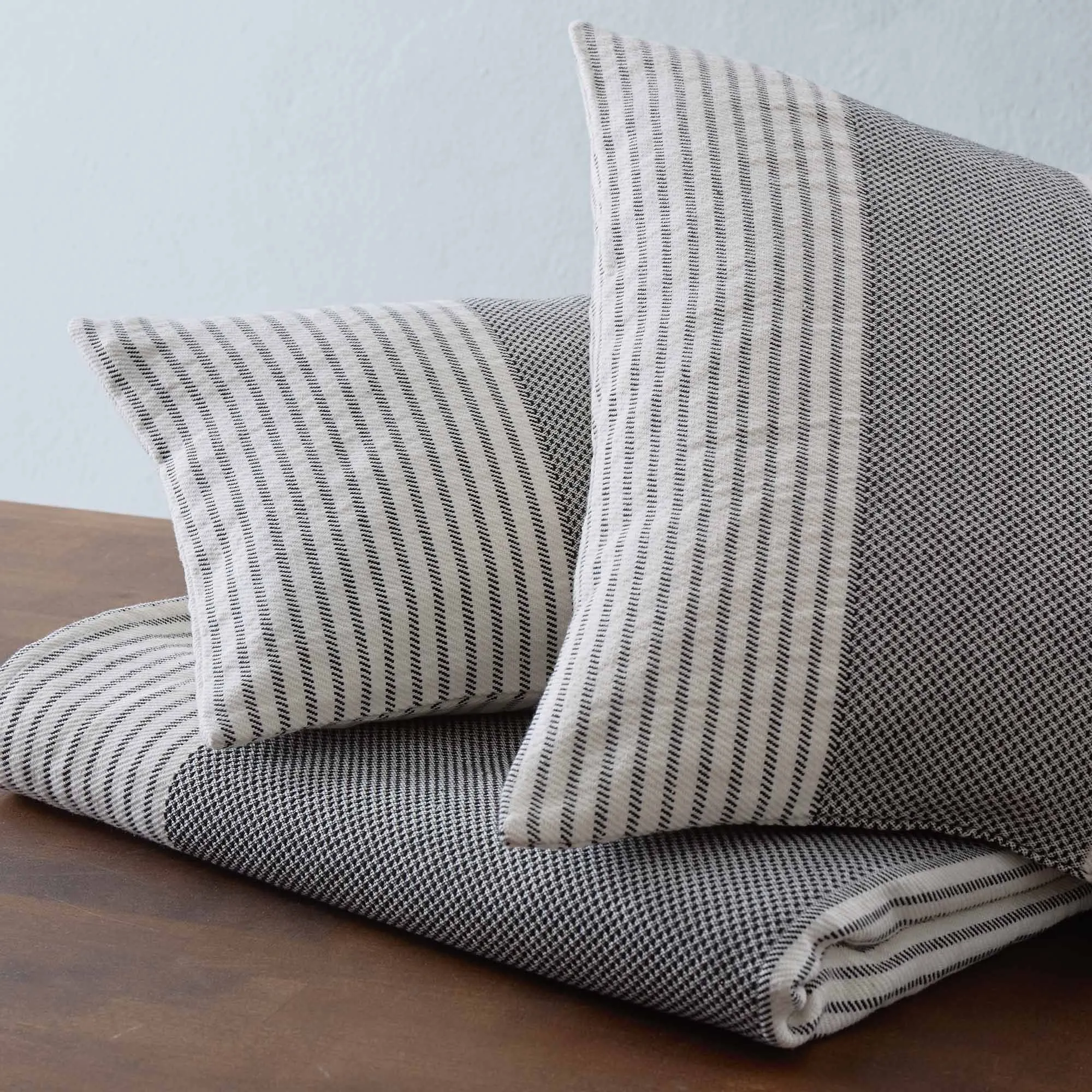 Kadan european linen Quilt [Black/Cream]