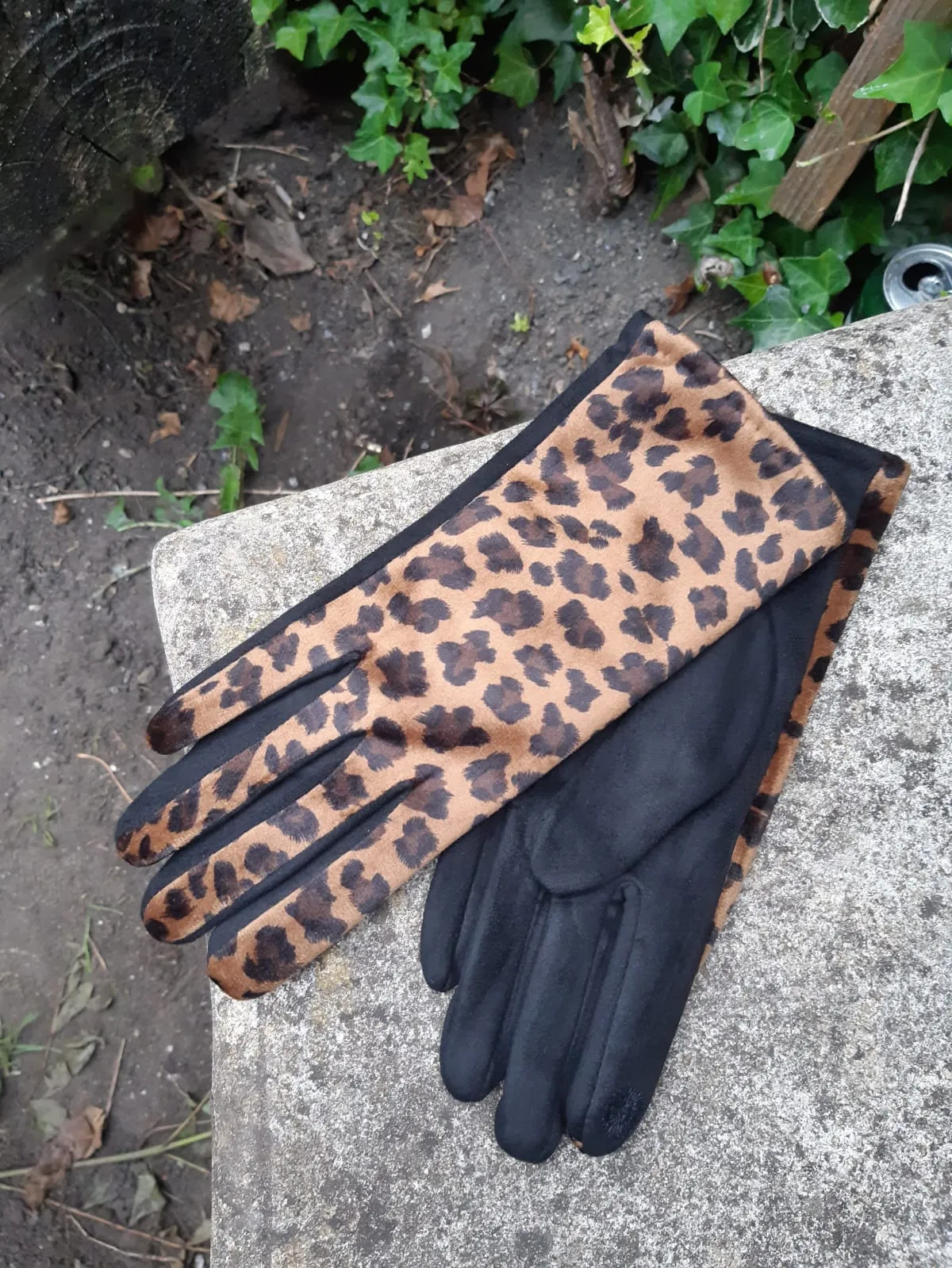 PAMELA G28 LEOPARD PRINT SUEDE FEEL WOMEN'S GLOVE